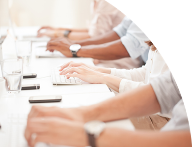 Viele Personen, bei denen nur ersichtlich ist, wie sie mit ihren Händen etwas in ihren Computer eintippen.
